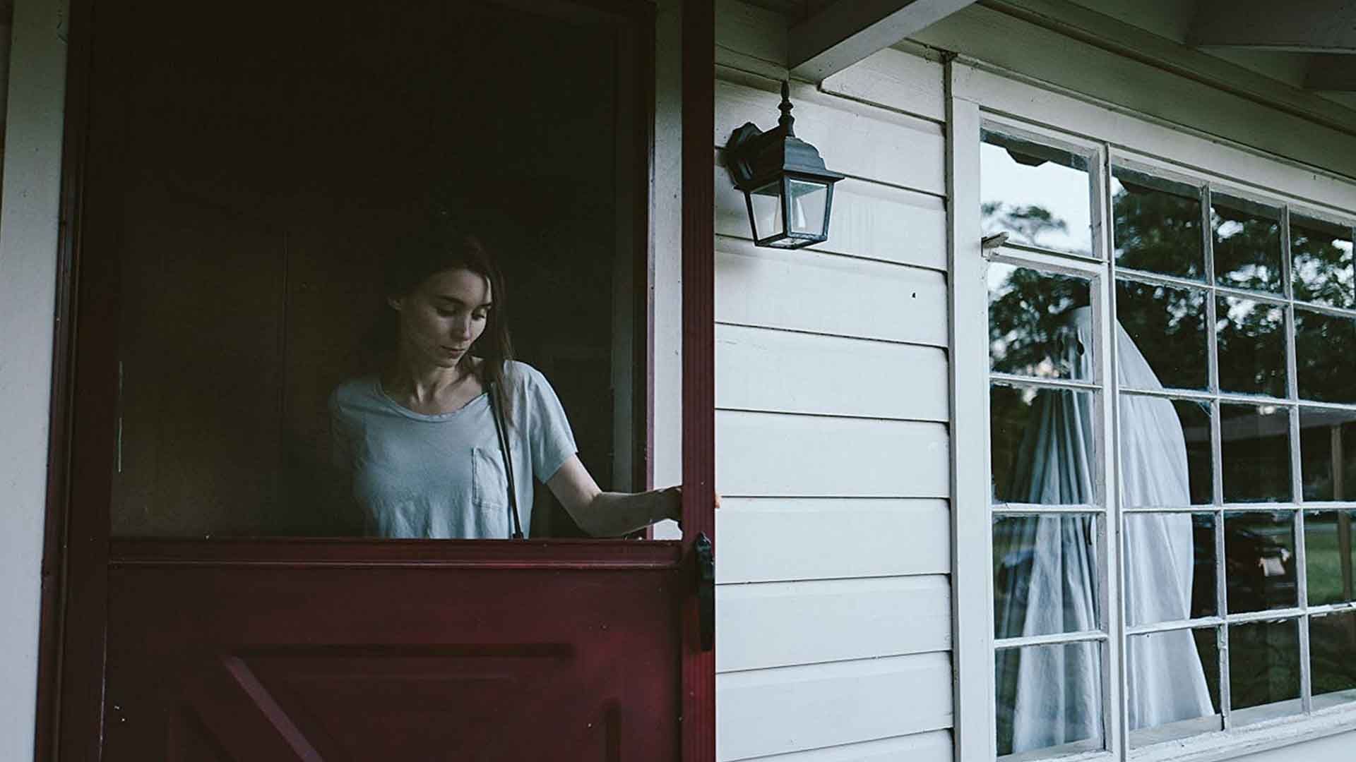 رونی مارا و کاراکتر روح در فیلم A Ghost Story