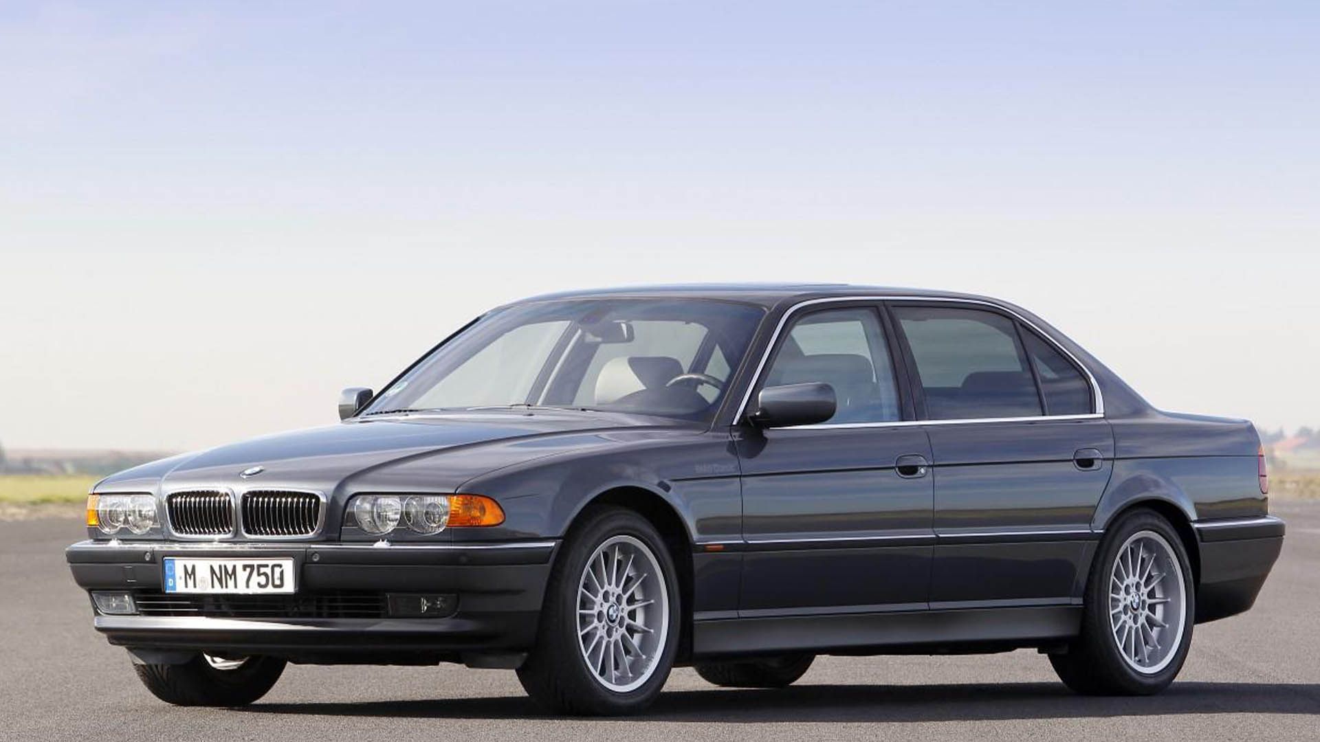 خودروی bmw 750il در فیلم جیمز باند