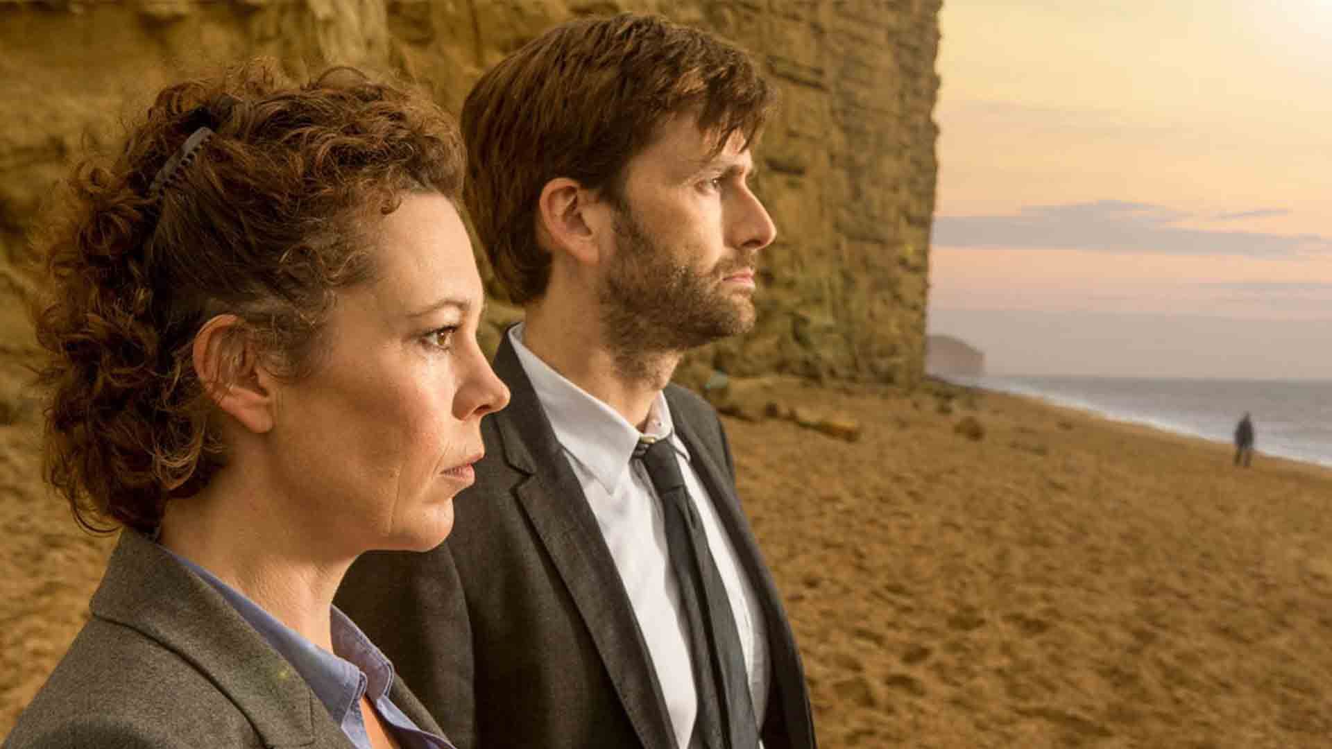 شخصیت‌های اصلی سریال Broadchurch در حال نگاه کردن به دریا