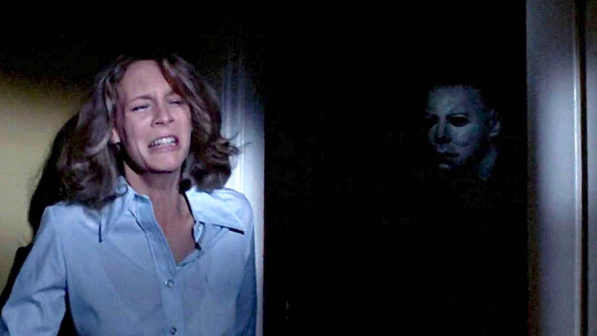 جیمی لی کورتیس در فیلم Halloween از دست قاتل پنهان شده است