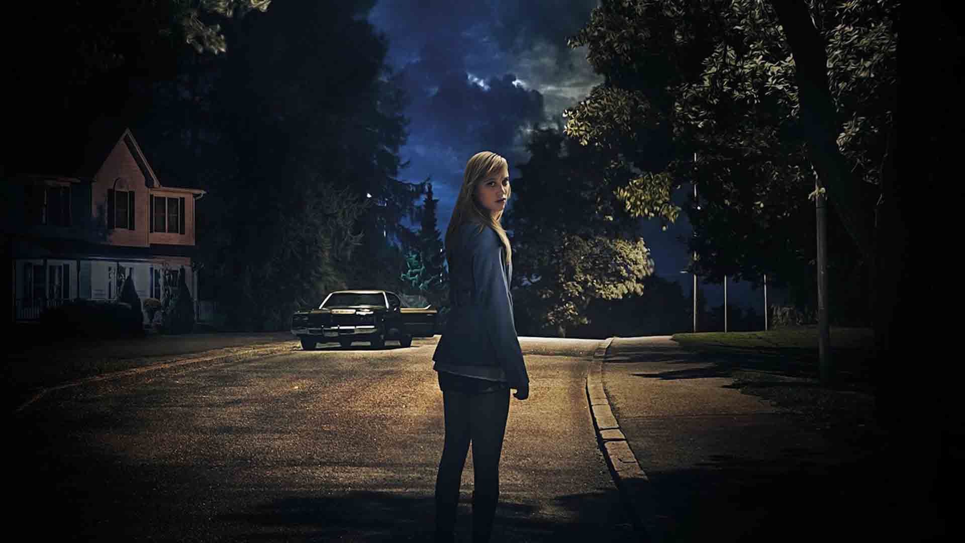 مایکا مونرو وسط یک خیابان در فیلم It Follows