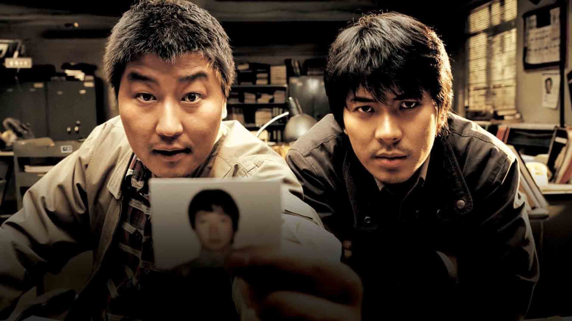 دو کاراگاه اصلی فیلم Memories of Murder در حال تحقیق