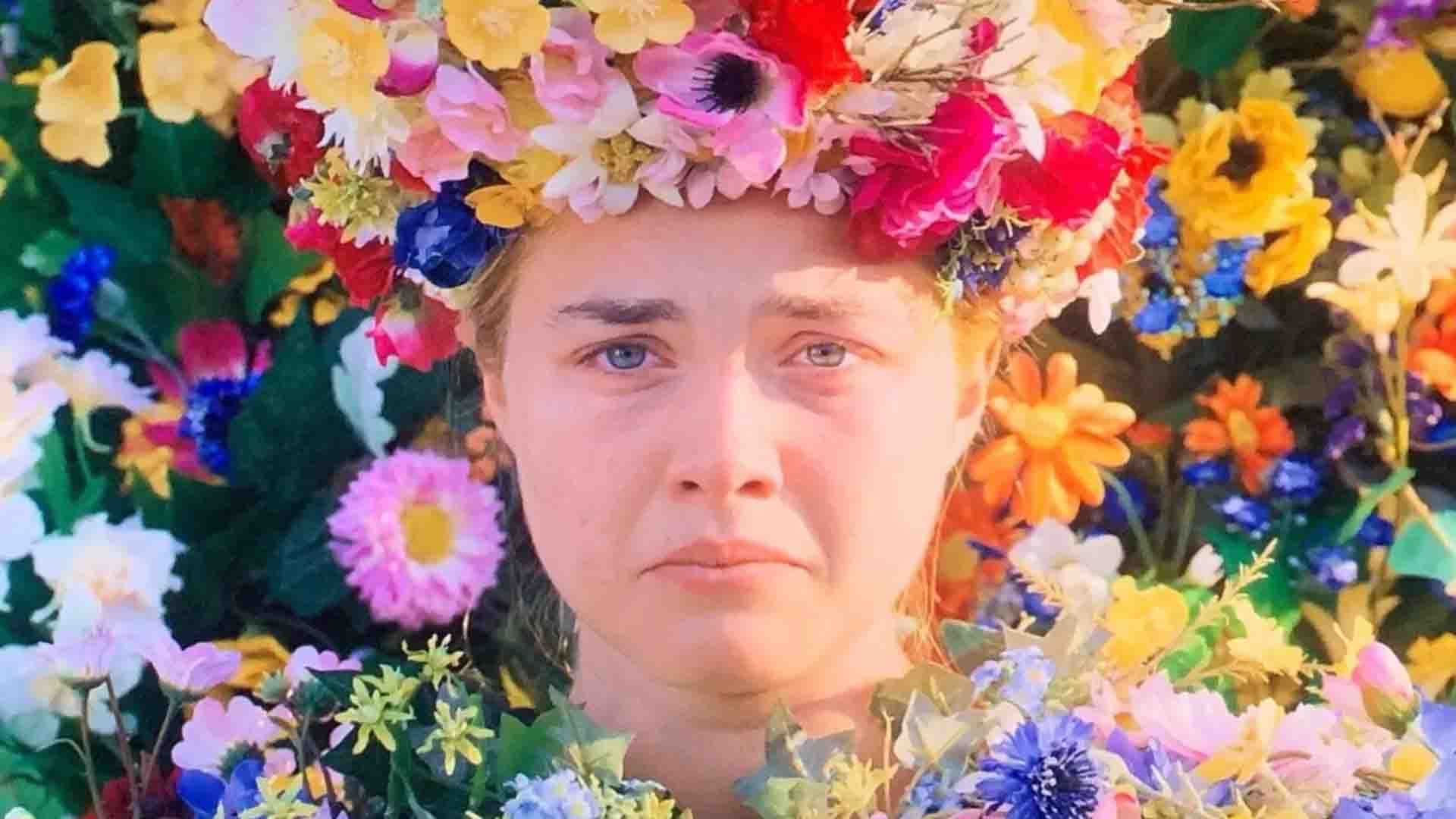 چهره گریان فلورنس پیو در میان گل‌ها در فیلم Midsommar