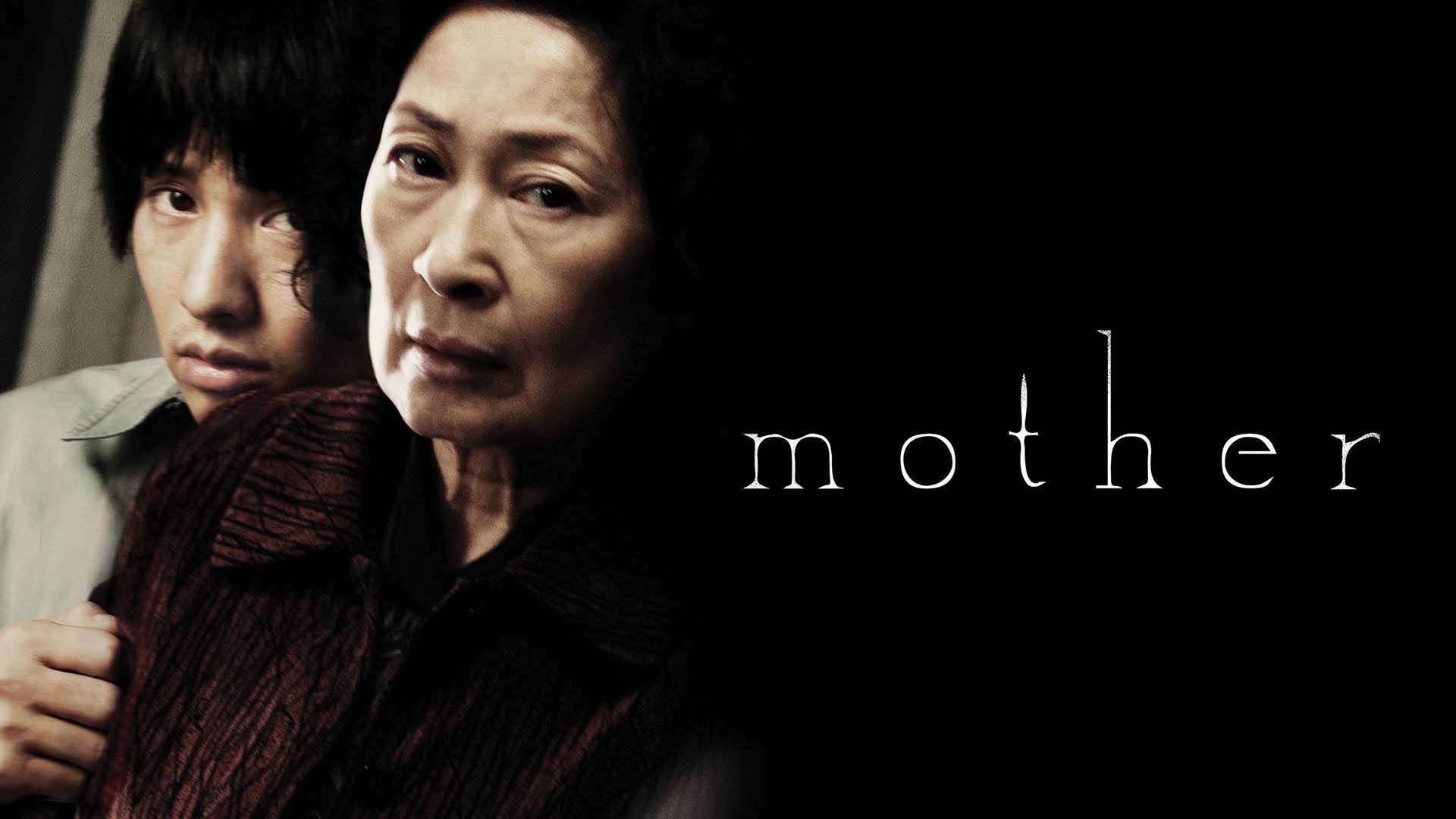 پسر جوان در فیلم Mother پشت مادرش قایم شده است