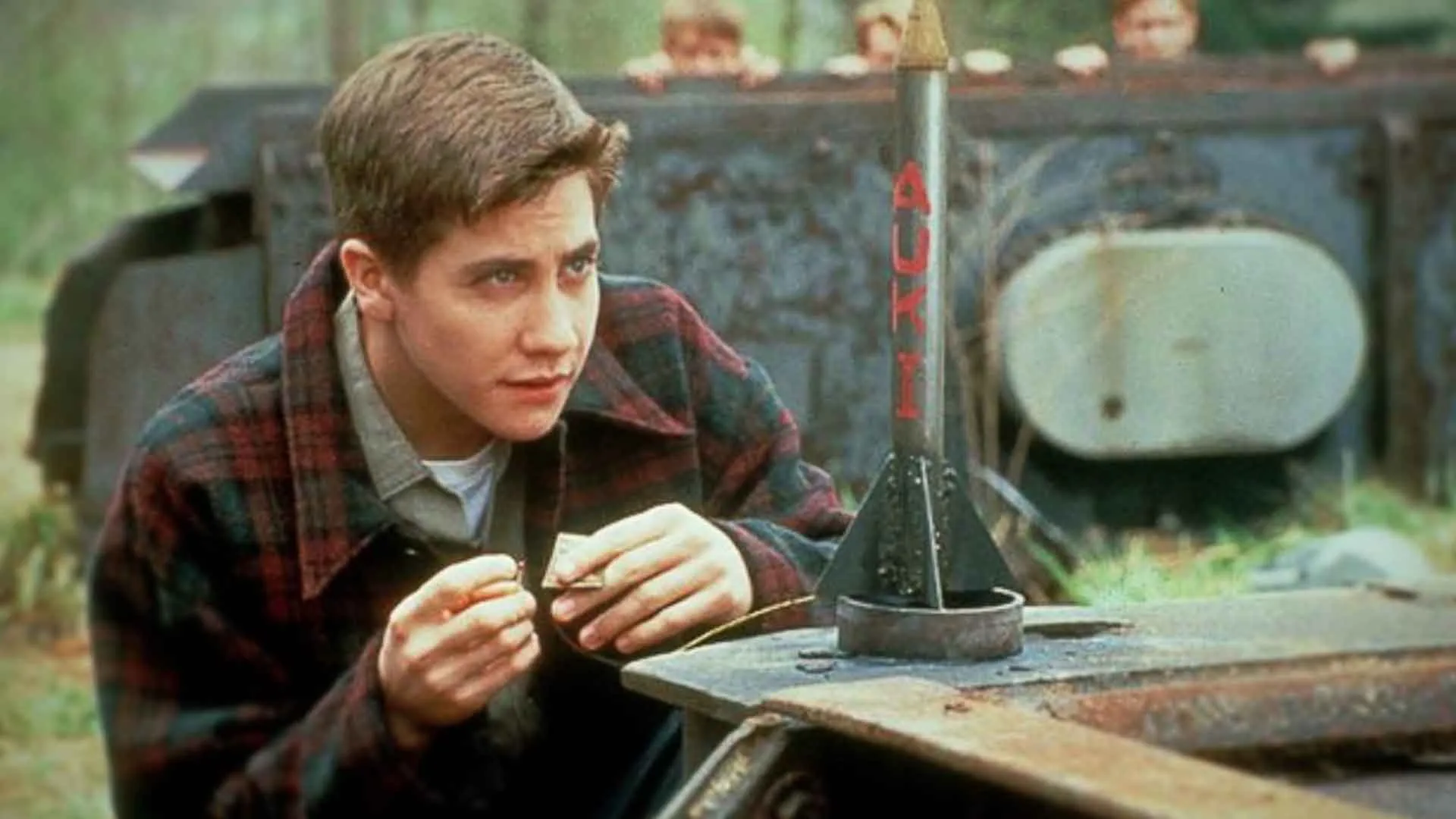 جیک جیلنهال در حال آزمایش راکت خود در فیلم October Sky