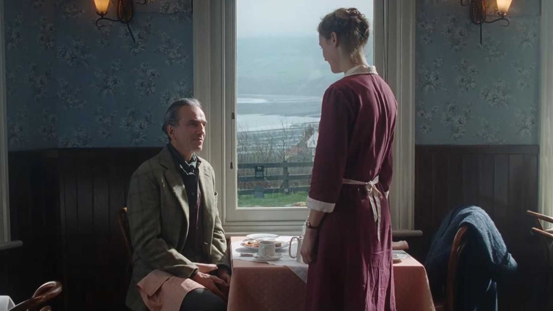 دانیل دی-لوئیس و لسلی منویل در فیلم Phantom Thread