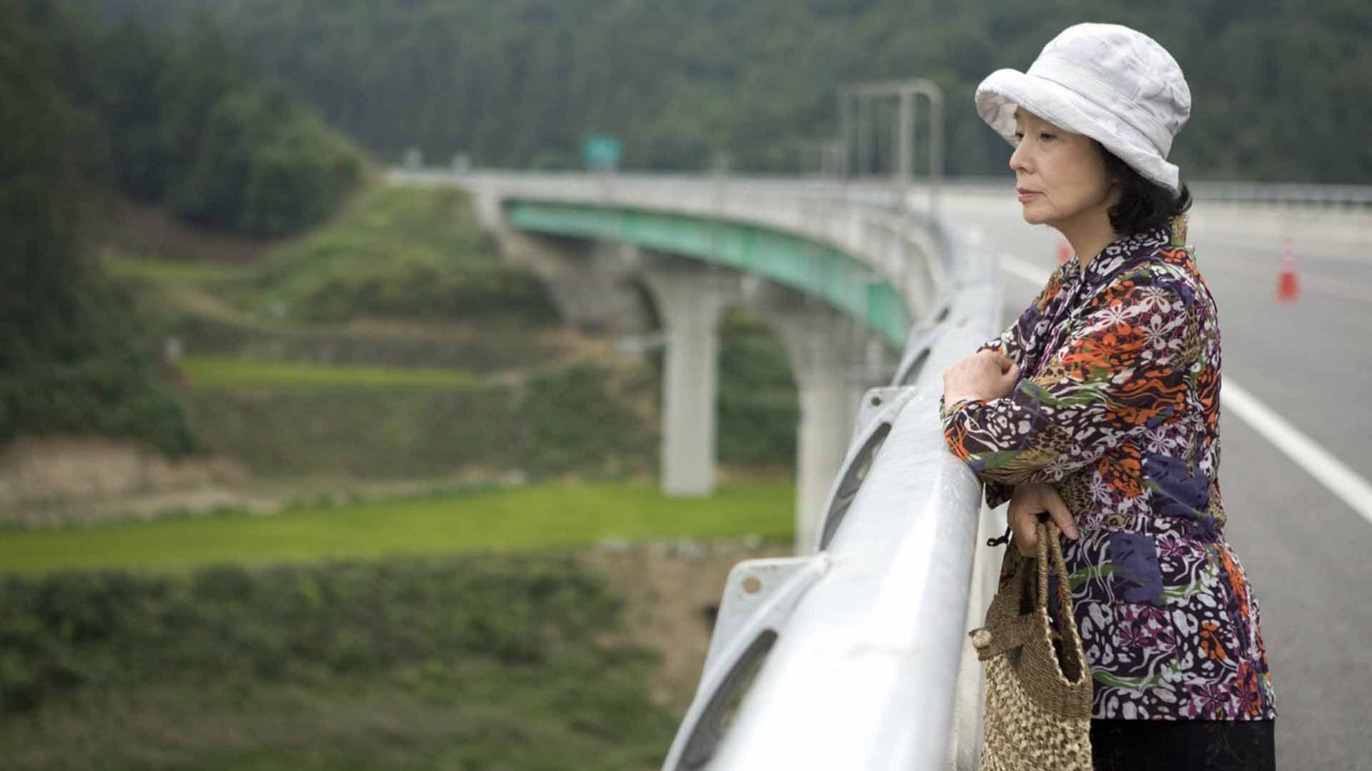 یون جونگ هی روی پل در فیلم Poetry