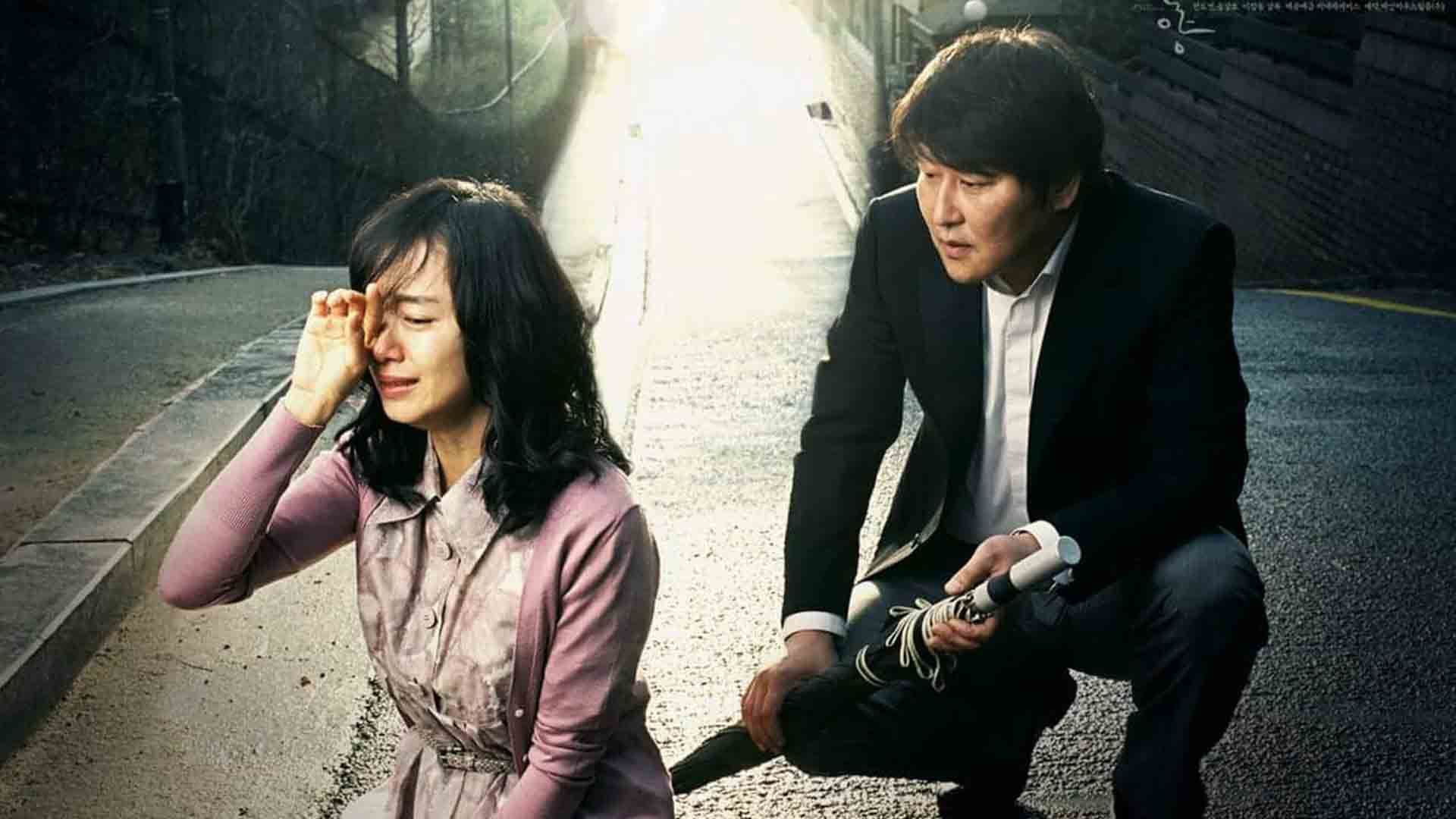 دو بازیگر اصلی فیلم Secret Sunshine کف جاده نشسته‌اند