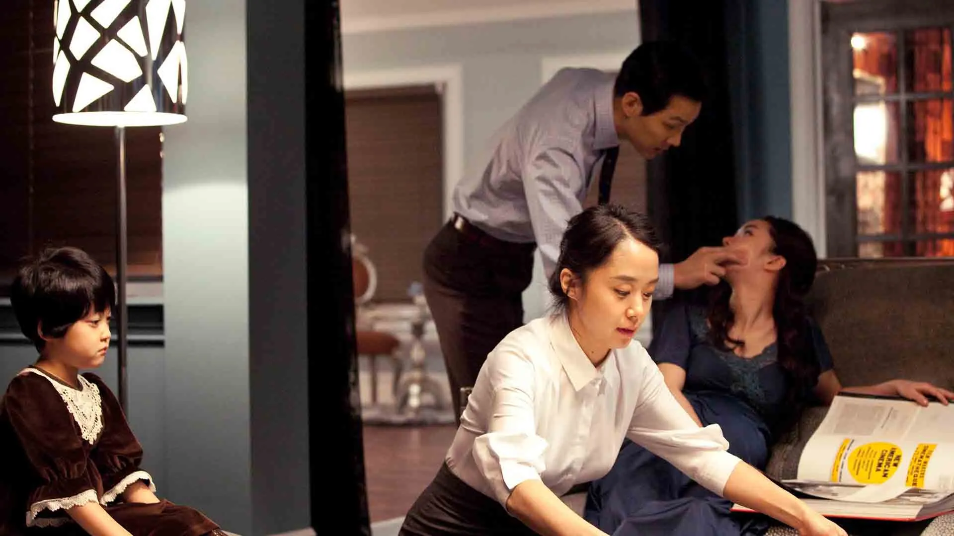 اعضای خانواده همراه با خدمتکار خود در فیلم The Housemaid