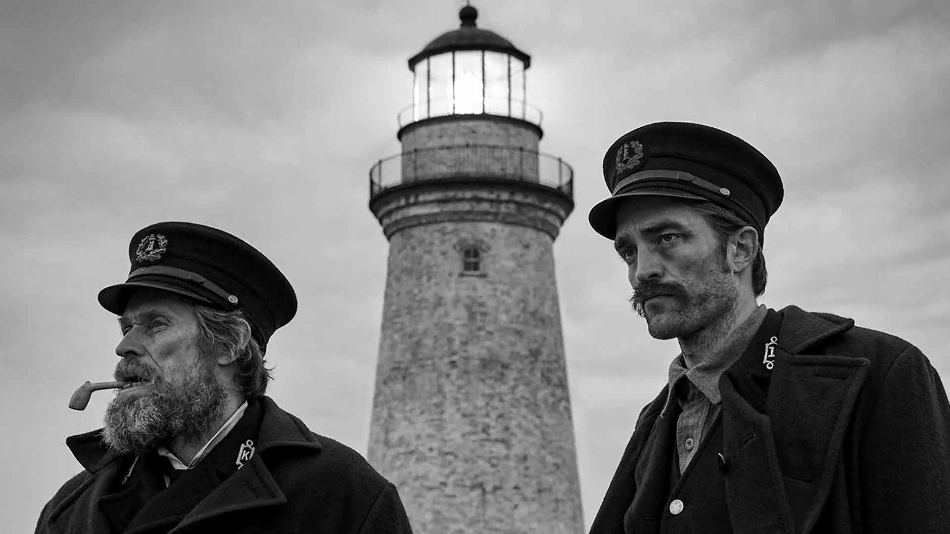 رابرت پتینسون و ویلم دفو در کنار فانوس دریایی در فیلم The Lighthouse